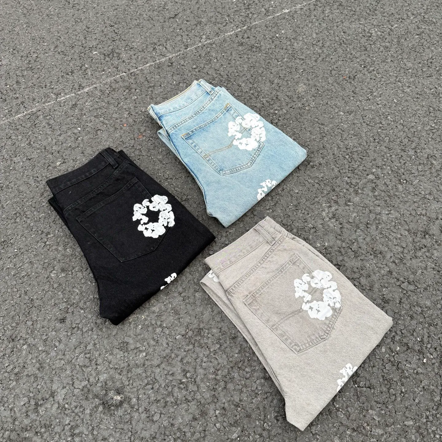 #8197 P220💰 DENIM TEARS Kapok American niche brand printed washed straight jeans. Produced by a major washed factory. Full of high-end feel. Knee part destroyed design with patchwork design. Already used as facade design. Leather waist nameplate. The focus of this style is not on washing, but on the destroyed shape and version. The secret lies in the craftsmanship of the master. The cost of post-production grinding, machining, knife cutting, etc. is far beyond comparison with assembly line products. Color: black, blue, gray. Size: 28-36 (corresponding to S-XXL)